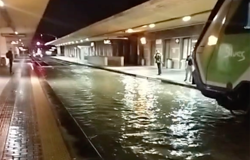 Maltempo a Siena, stazione allagata e treni cancellati