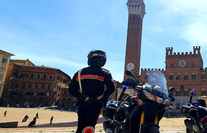 Aggressione e rapina nel centro storico di Siena: minorenne arrestato dai carabinieri