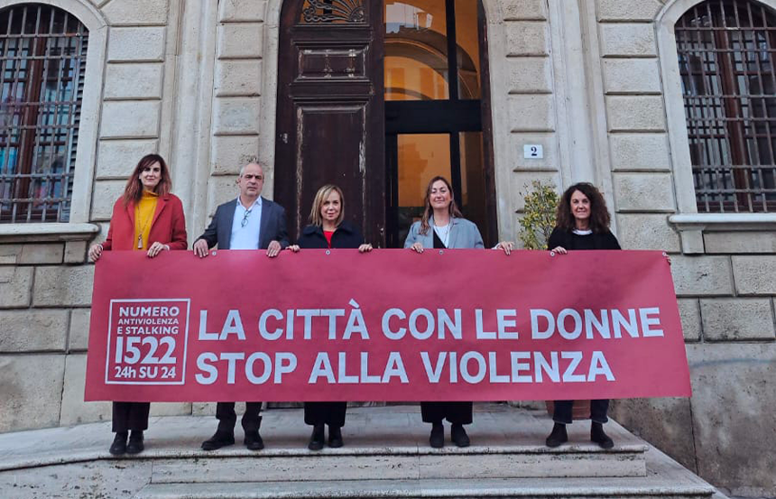 Poggibonsi, uno striscione a palazzo comunale per dire stop alla violenza di genere