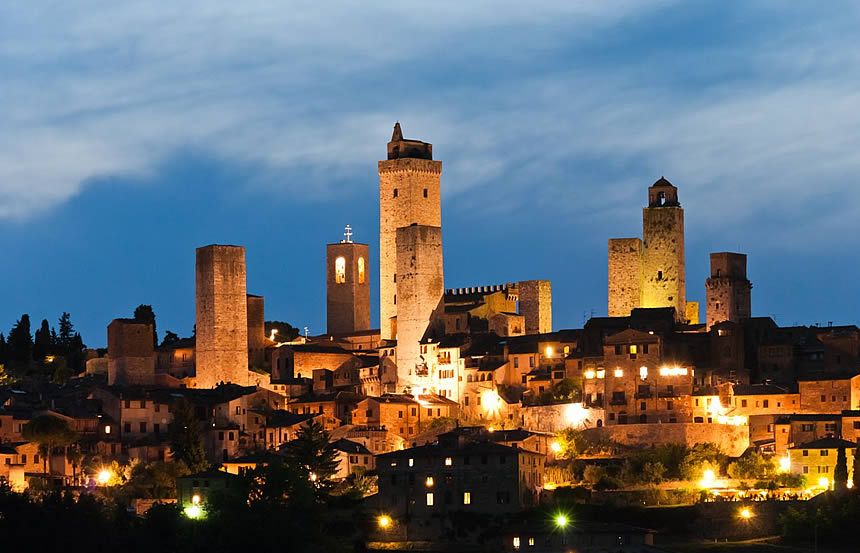 San Gimignano, finestre blu nel Palazzo Comunale per dire ''Stop alle bombe sui civili''