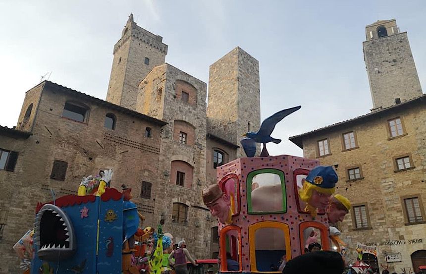 Vola come un coriandolo l’allegria al Carnevale di San Gimignano