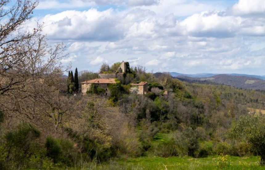 Radicondoli: ''Ai piedi di Elci'', escursione all'antico castello