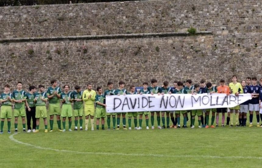 ''Davide non mollare'': lo striscione per il giovane coinvolto in un incidente sul campo a Poggibonsi