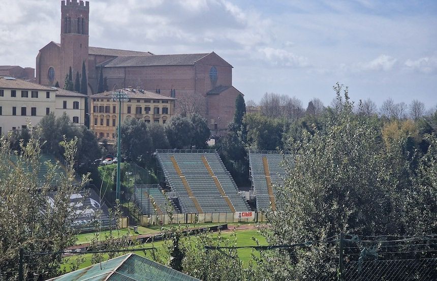 Sei agenti lievemente feriti dopo scontri post-partita al 'Franchi' a Siena: indagini in corso