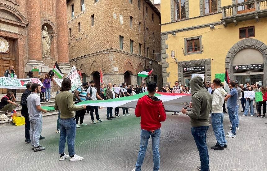 'Basta violenza': Siena in piazza per il presidio in solidarietà al popolo palestinese