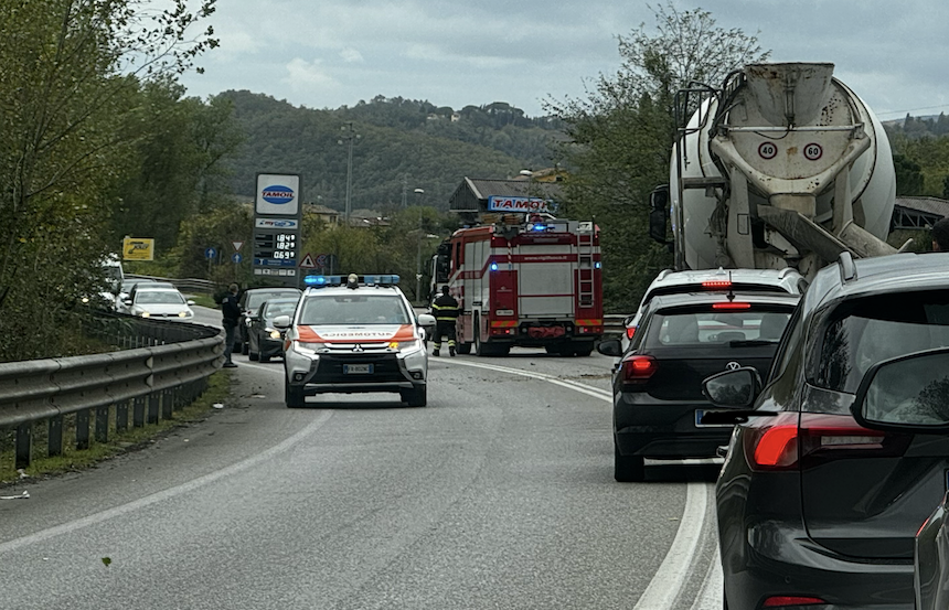 Incidente con cisterna di gpl fuori strada, chiude lo svincolo Poggibonsi nord in direzione Siena e la bretella della 429