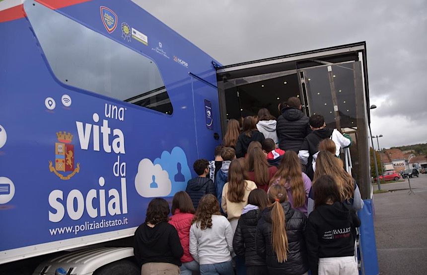 'Una vita da Social' fa tappa a Colle di Val d'Elsa: i ragazzi delle scuole medie e superiori incontrano i poliziotti