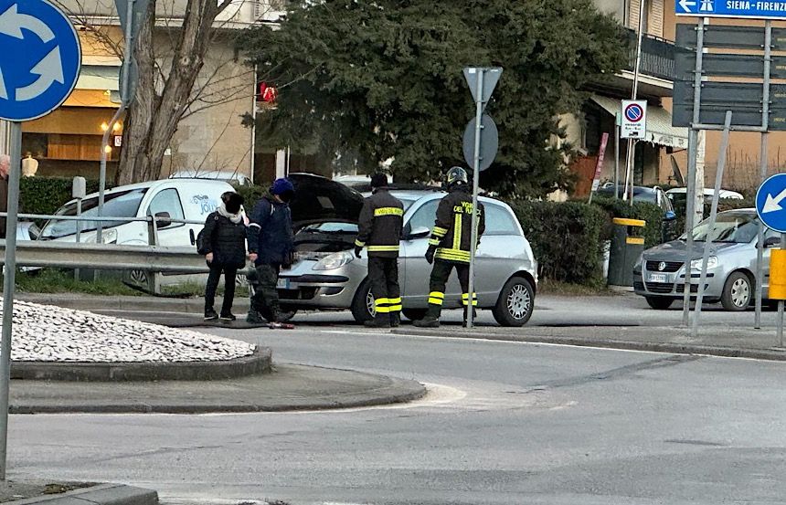 Poggibonsi, via Senese: auto prende fuoco mentre viaggia