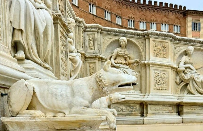 Nuova vita per il capolavoro Fonte Gaia di Tito Sarrocchi in Piazza del Campo: concluso l'imponente restauro del cantiere