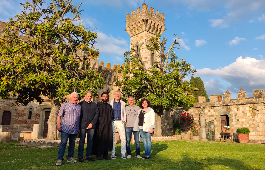 Auto d'epoca in concorso a Badia a Passignano: la storia dell'automobile italiana sfila tra le vigne e le pietre secolari del Chianti