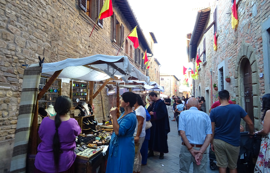 Il castello di Barberino Val d'Elsa apre le porte alla magia del Medioevo